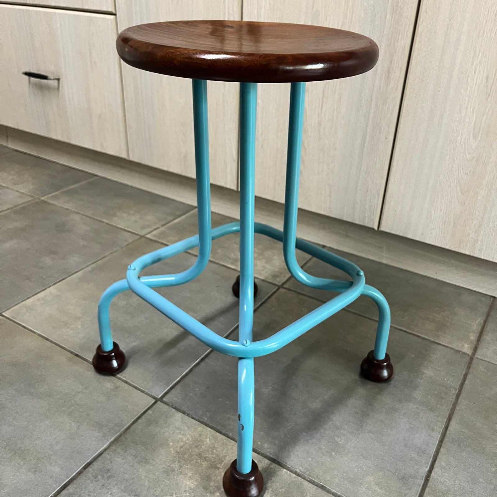 Restore a vintage industrial workshop stool - Image 2