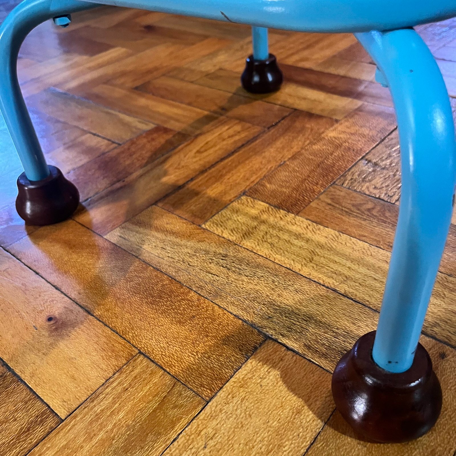 Restore a vintage industrial workshop stool - Image 3